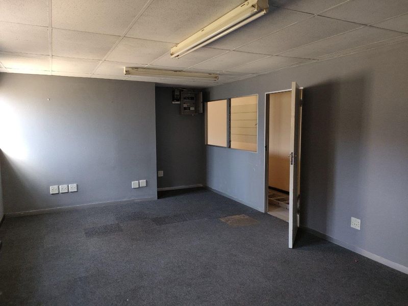 1154m2 Warehouse TO LET - Photo 10