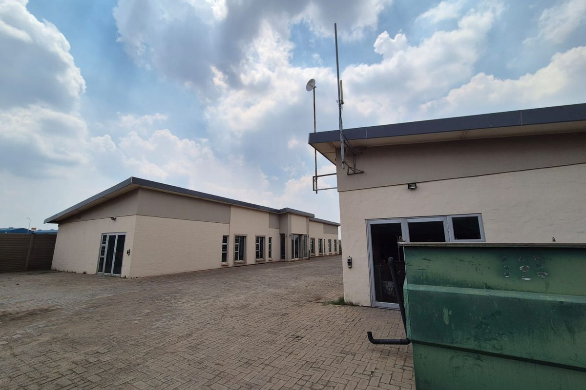 Prestigious Commercial Property - Photo 2