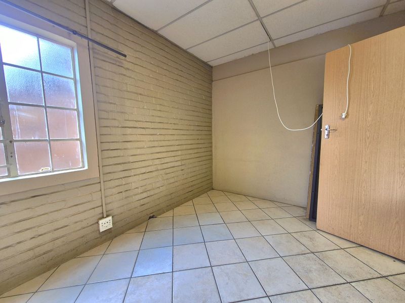 3 Room Office To-Let in Dalview. - Photo 2