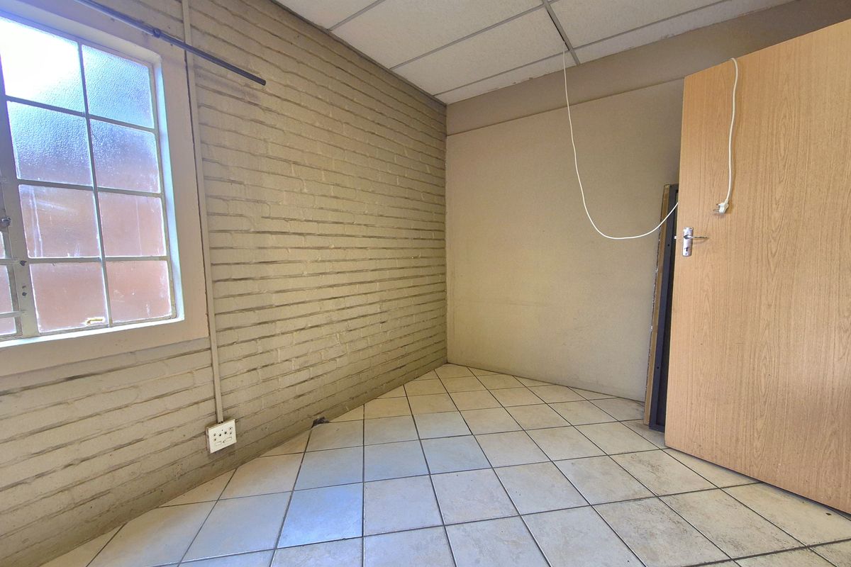 3 Room Office To-Let in Dalview. - Photo 2
