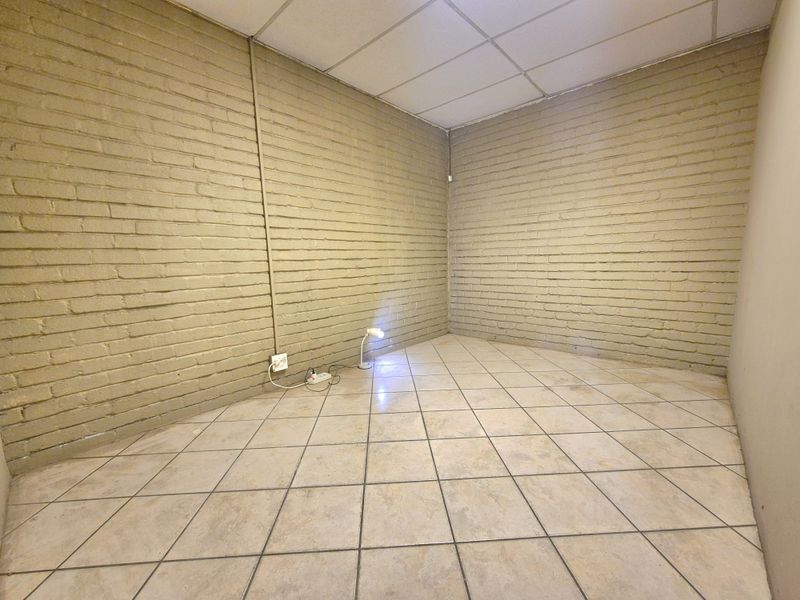 3 Room Office To-Let in Dalview. - Photo 6