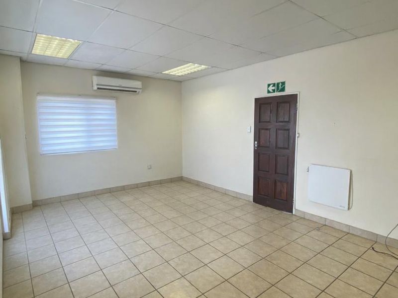 LIGHT INDUSTRIAL WAREHOUSE / STORAGE UNIT TO LET - LANSERIA - Photo 8