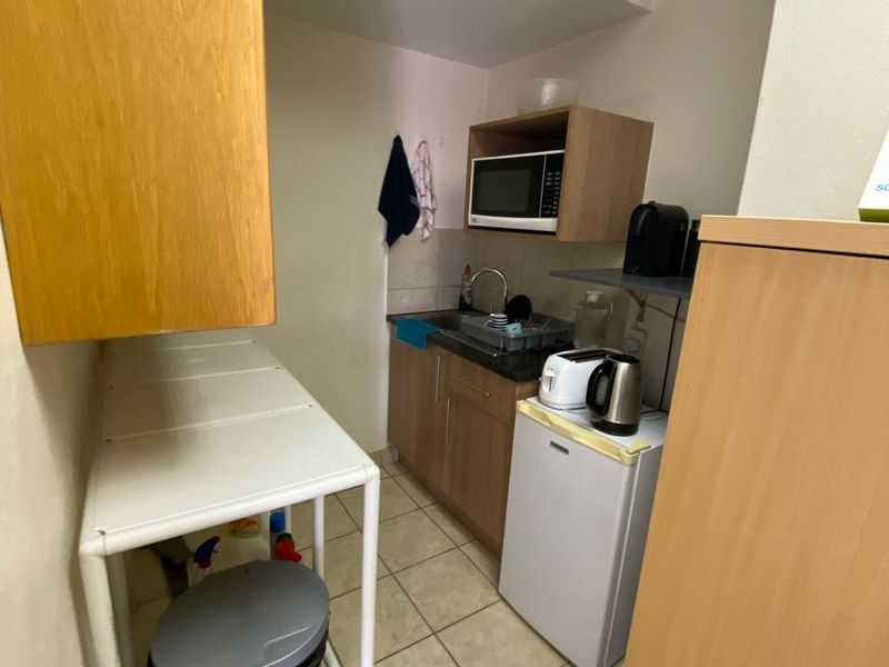 LIGHT INDUSTRIAL WAREHOUSE / STORAGE UNIT TO LET - LANSERIA - Photo 10