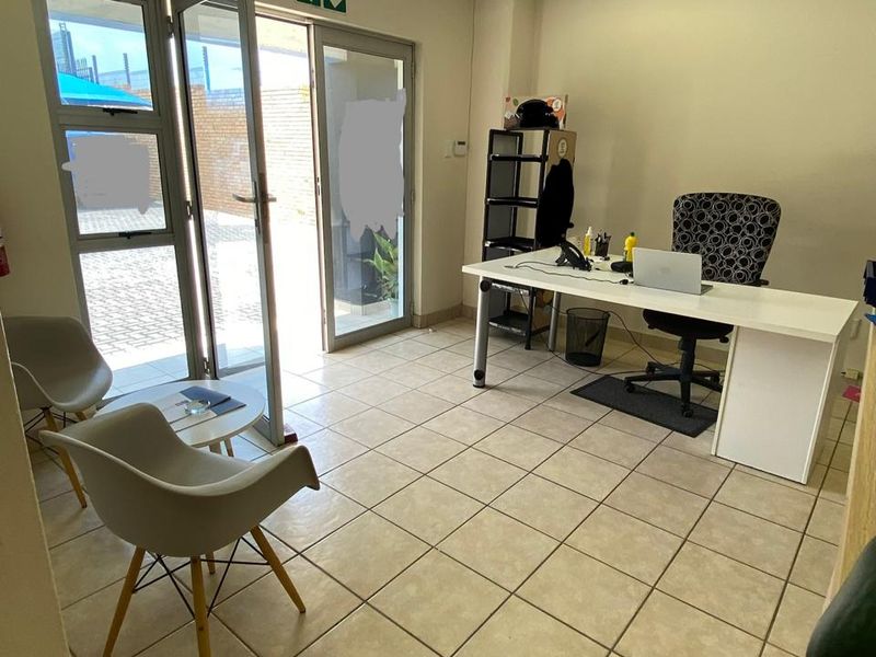 LIGHT INDUSTRIAL WAREHOUSE / STORAGE UNIT TO LET - LANSERIA - Photo 7