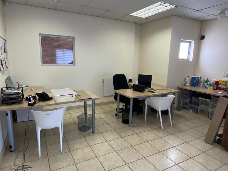 LIGHT INDUSTRIAL WAREHOUSE / STORAGE UNIT TO LET - LANSERIA - Photo 6