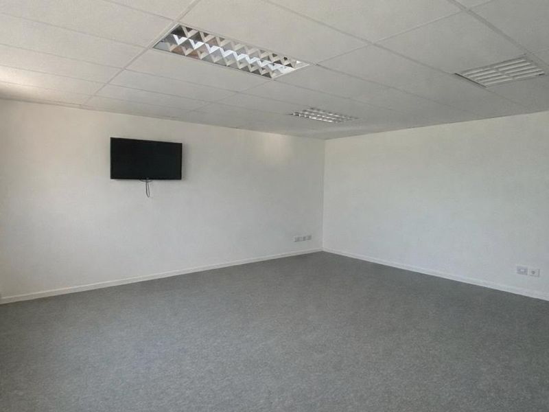 LIGHT INDUSTRIAL WAREHOUSE / STORAGE UNIT TO LET - LANSERIA - Photo 2