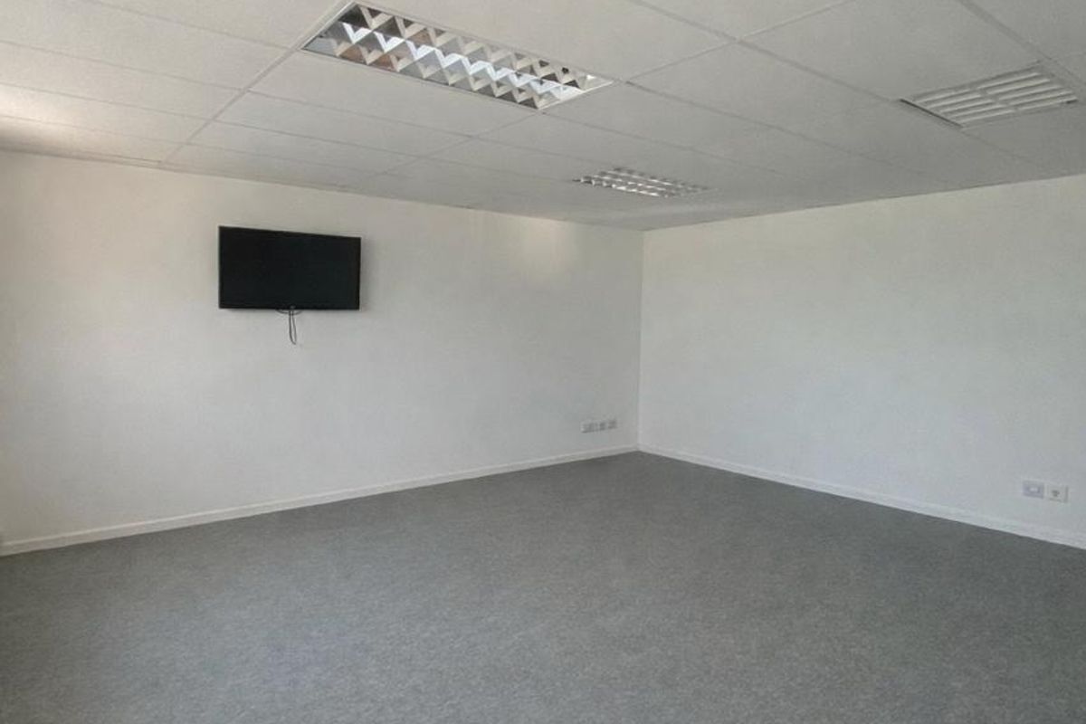 LIGHT INDUSTRIAL WAREHOUSE / STORAGE UNIT TO LET - LANSERIA - Photo 2