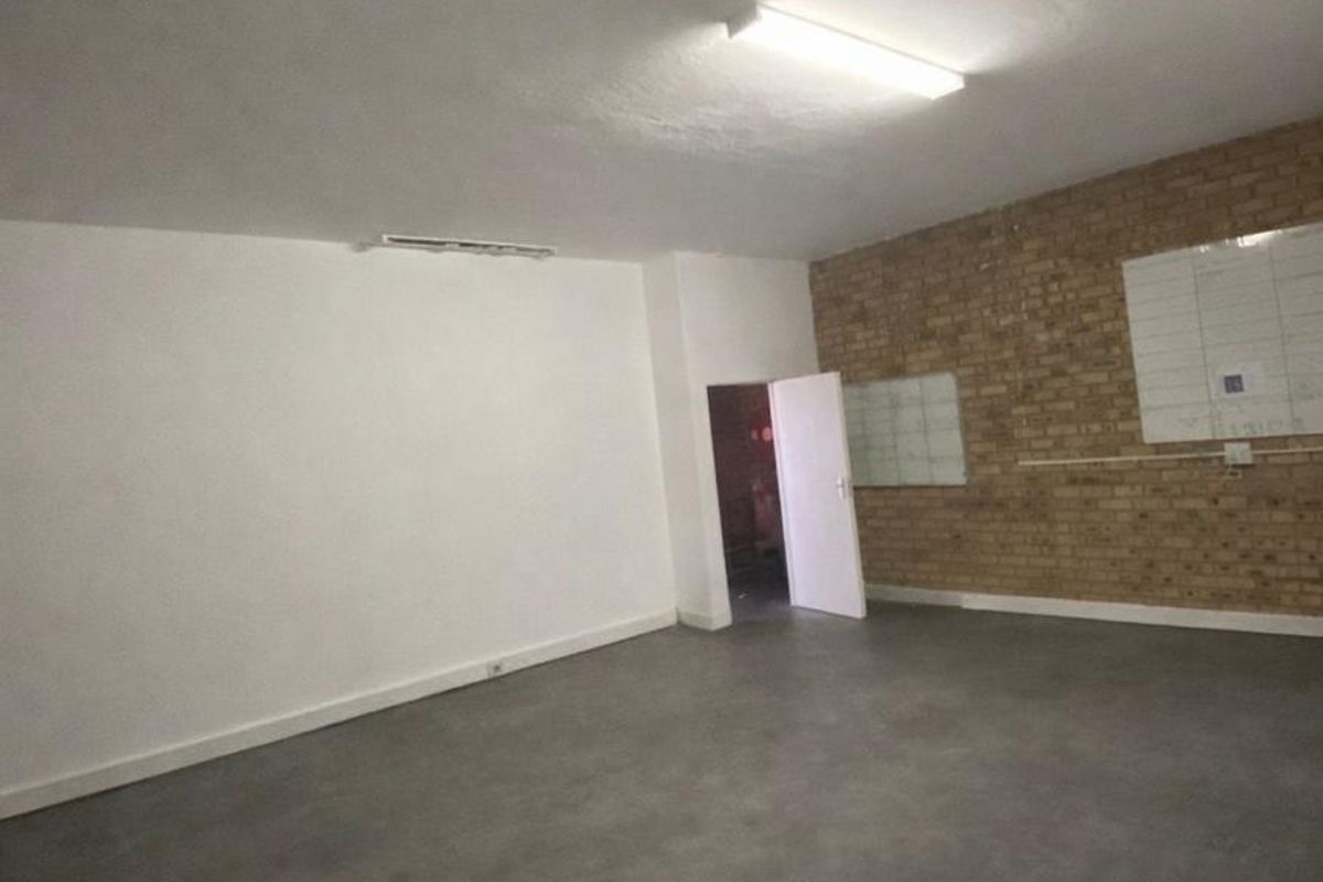 LIGHT INDUSTRIAL WAREHOUSE / STORAGE UNIT TO LET - LANSERIA - Photo 3