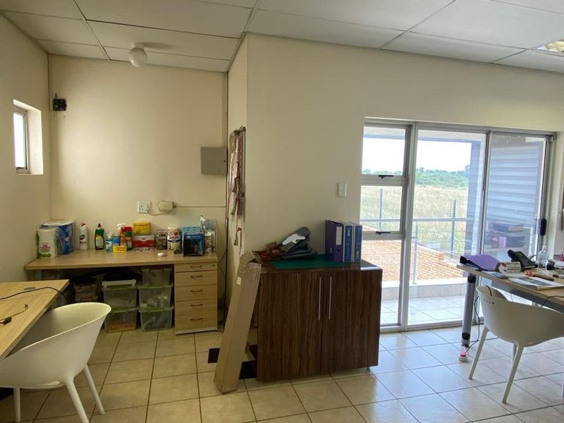 LIGHT INDUSTRIAL WAREHOUSE / STORAGE UNIT TO LET - LANSERIA - Photo 9