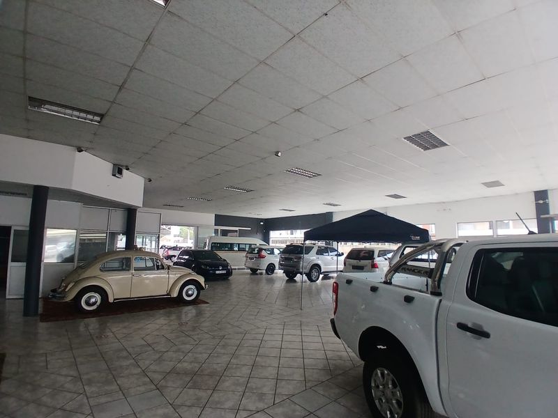 Buzzing Retail Corner - Photo 10