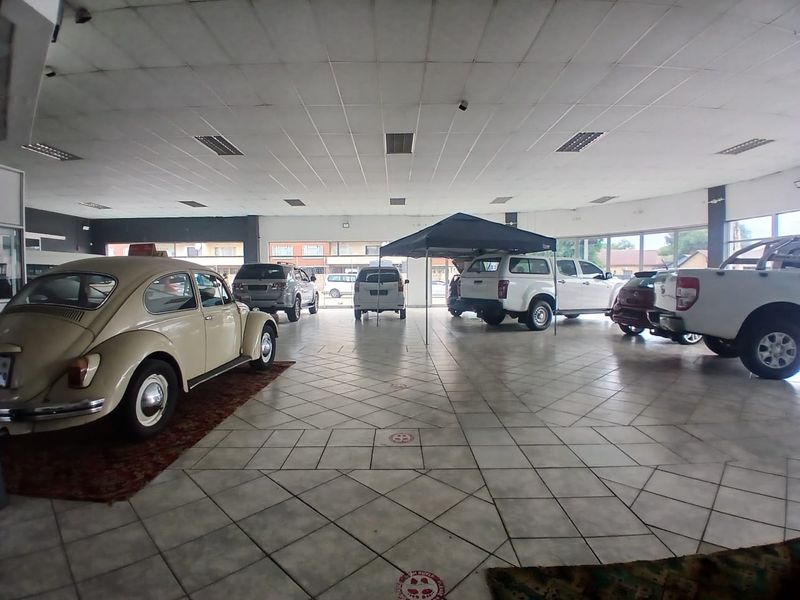 Buzzing Retail Corner - Photo 9