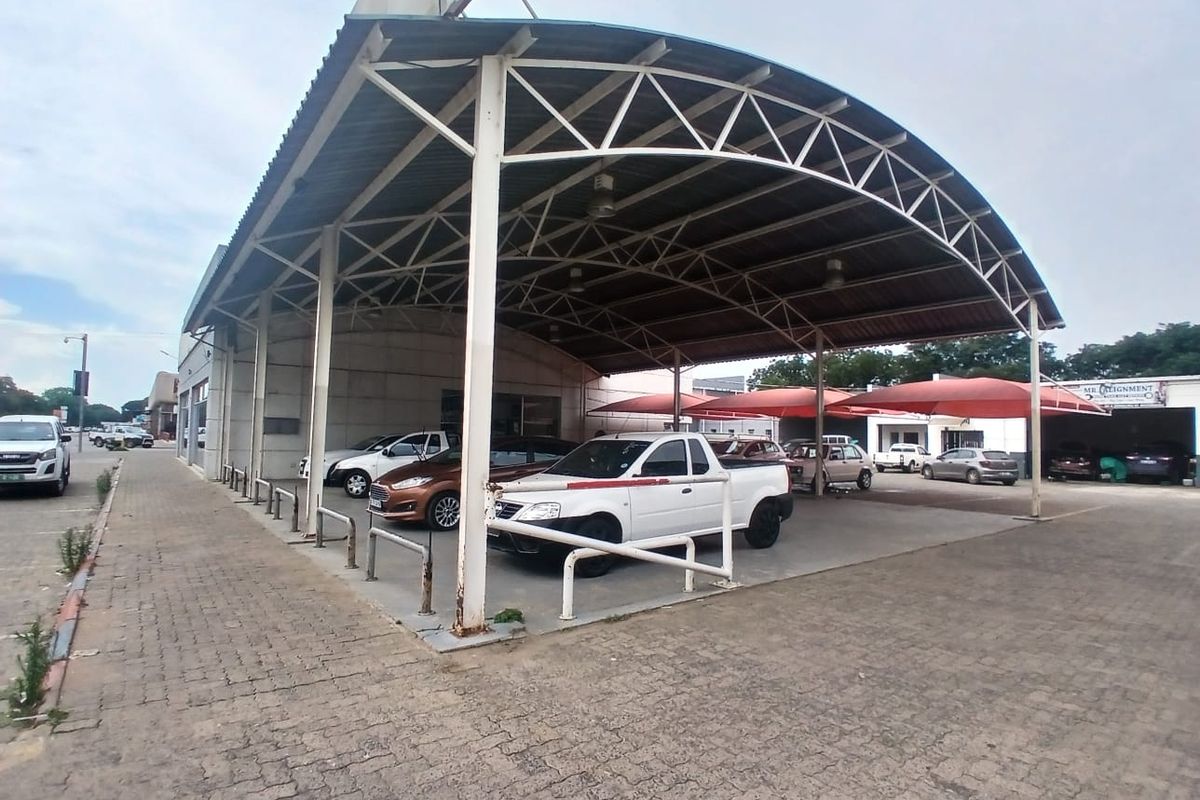 Buzzing Retail Corner - Photo 5