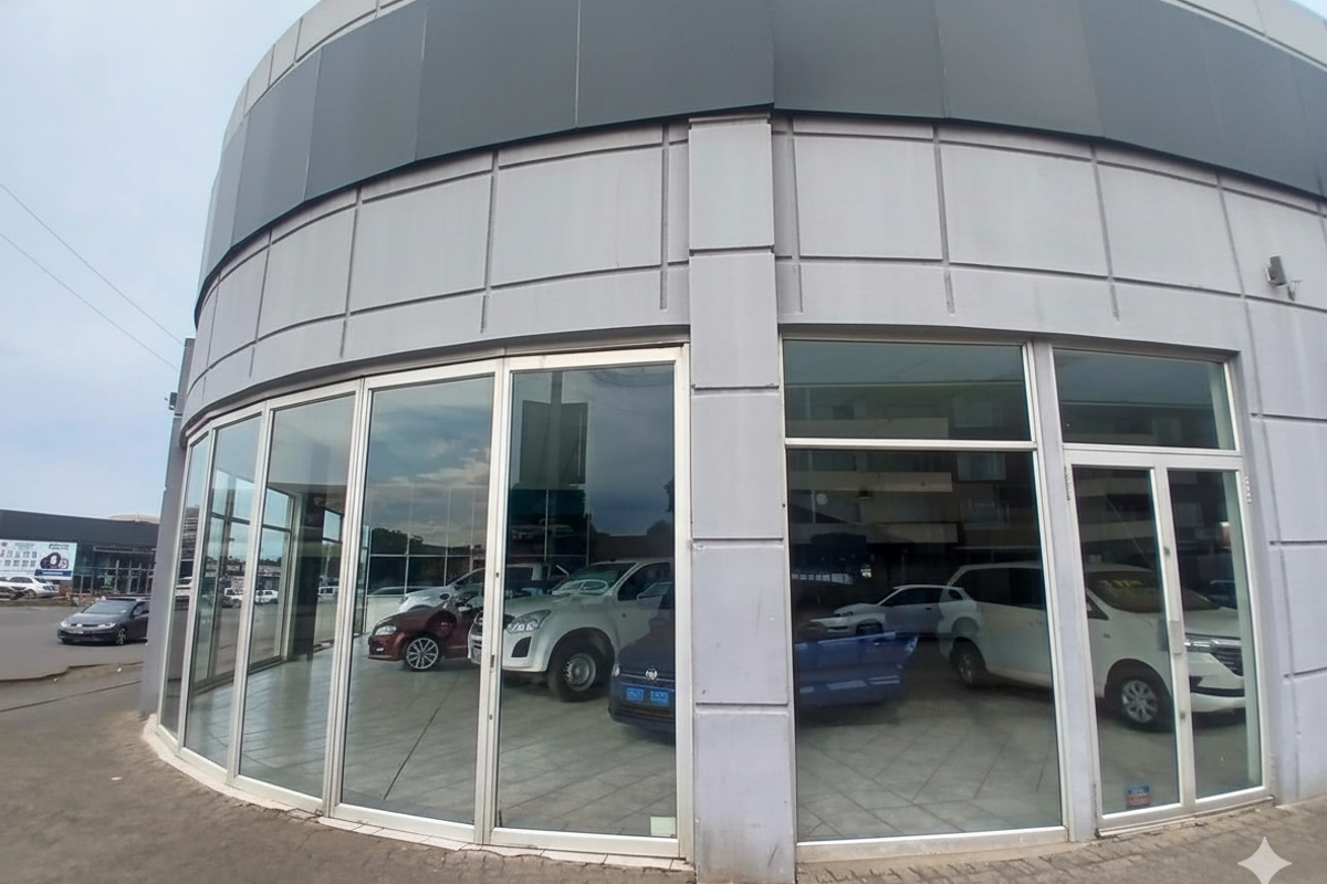 Buzzing Retail Corner - Photo 3