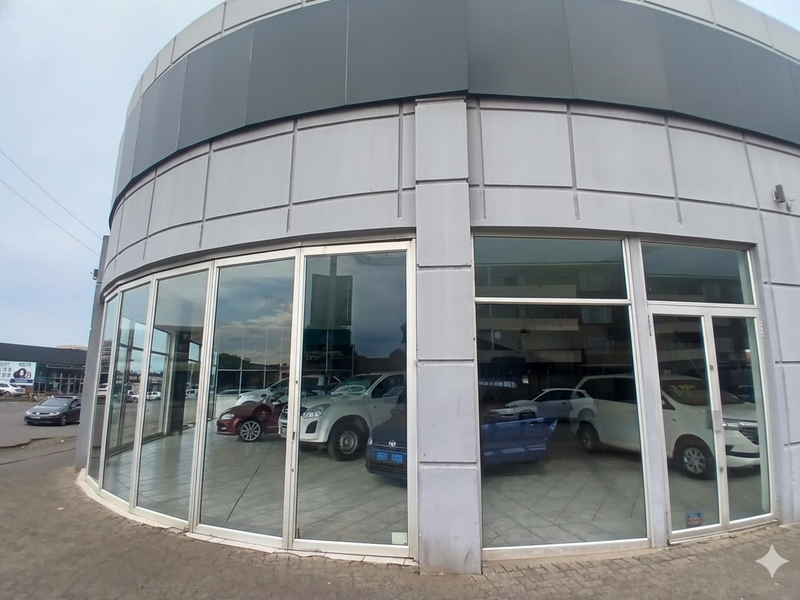 Buzzing Retail Corner - Photo 3