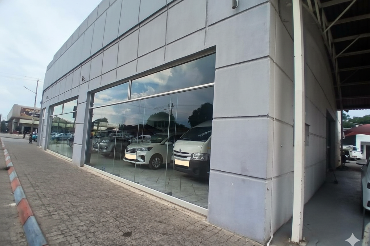 Buzzing Retail Corner - Photo 2