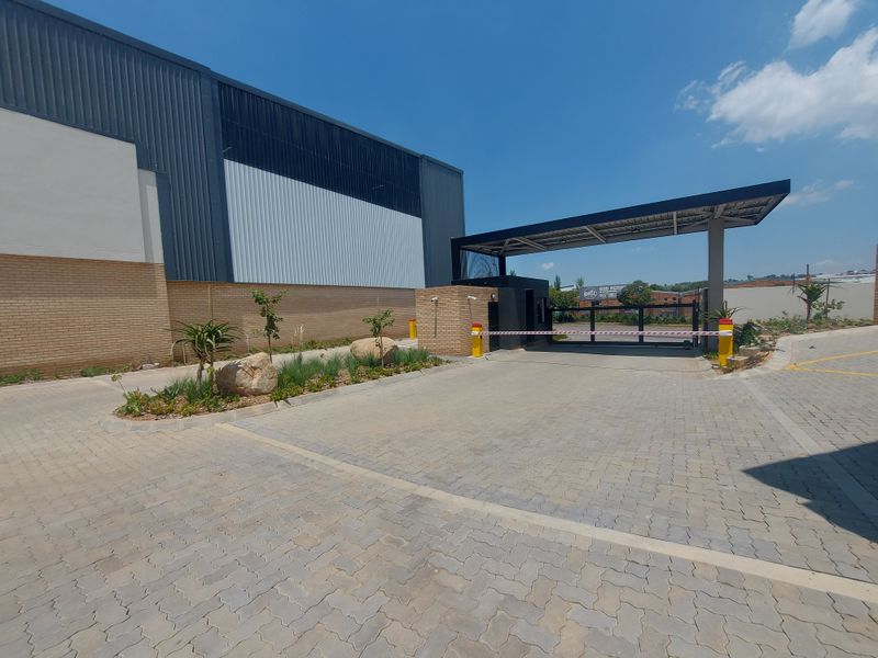 MAJESTIC MODERN WAREHOUSE TO LET - 24 HOUR SECURITY & TRUCK ACCESS - Photo 4