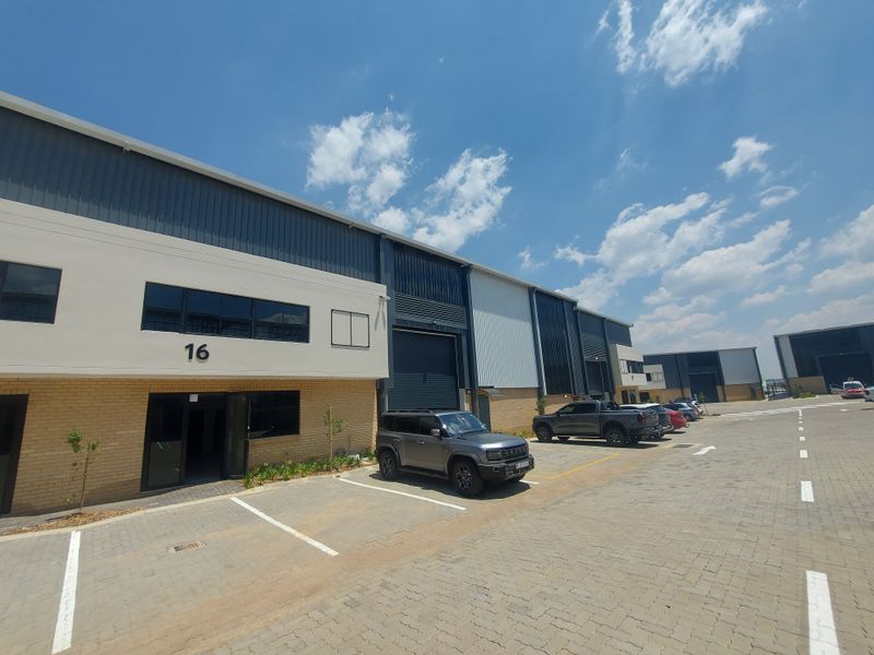 MAJESTIC MODERN WAREHOUSE TO LET - 24 HOUR SECURITY & TRUCK ACCESS - Photo 3
