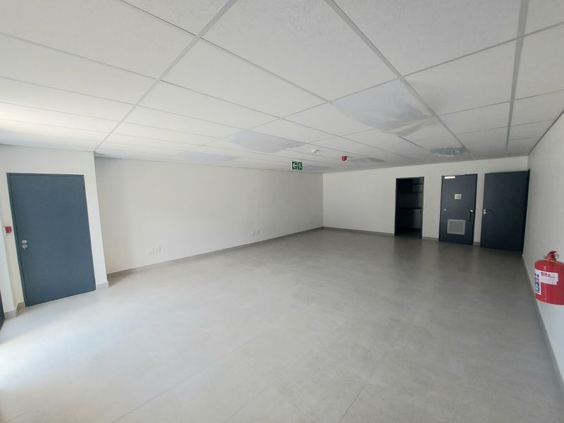 MAJESTIC MODERN WAREHOUSE TO LET - 24 HOUR SECURITY & TRUCK ACCESS - Photo 8