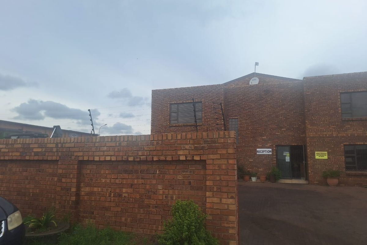 Industrial Property for Rent – 660m2 Workshop - Total 923m2 - Photo 2