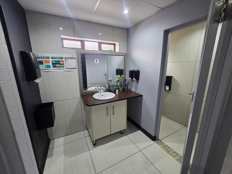 Prime Office Space For Sale – Versatile & Fully Equipped. - Photo 7