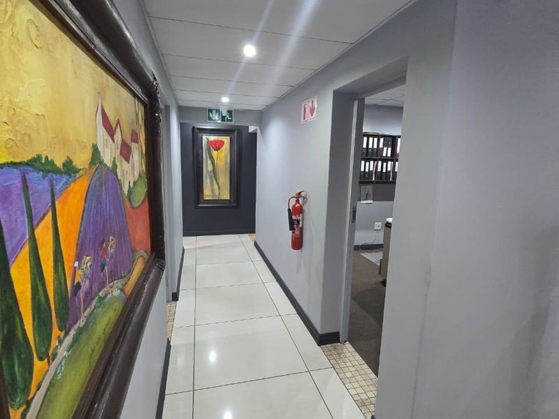 Prime Office Space For Sale – Versatile & Fully Equipped. - Photo 4