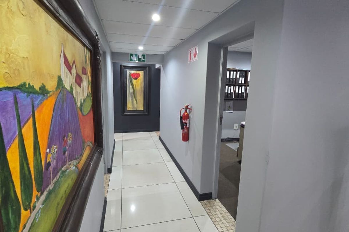 Prime Office Space For Sale – Versatile & Fully Equipped. - Photo 4