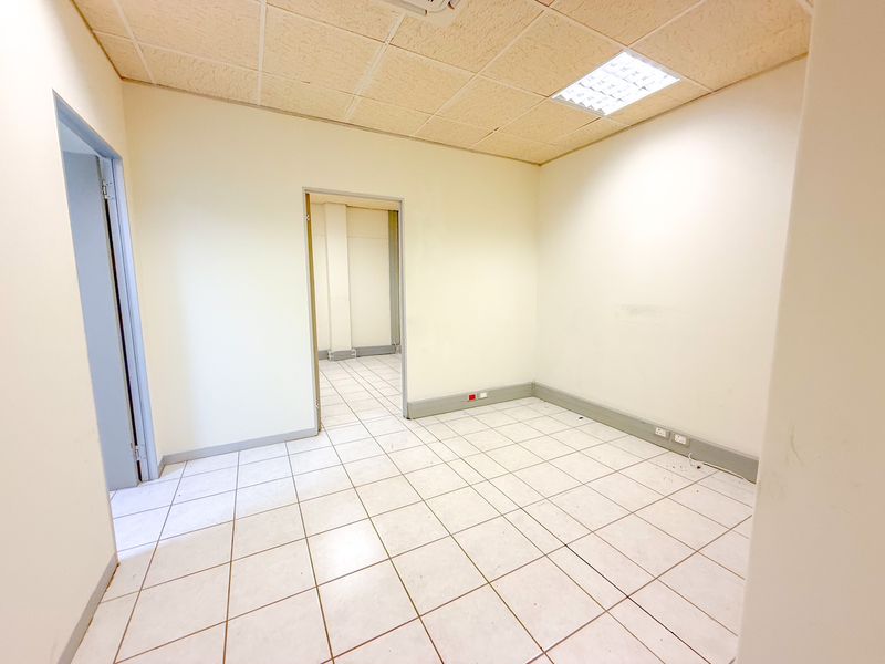 Spacious 150m2 Office Suite Available to Rent at The Park - Photo 6