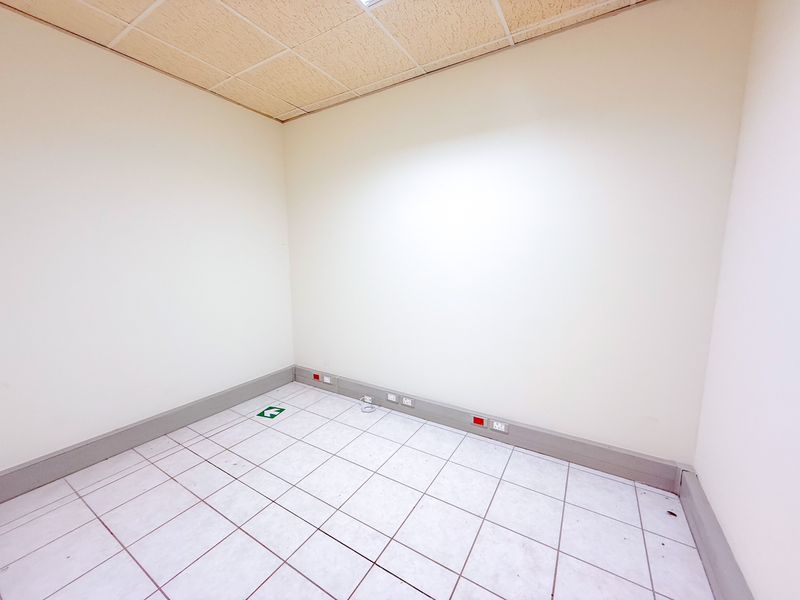 Spacious 150m2 Office Suite Available to Rent at The Park - Photo 10