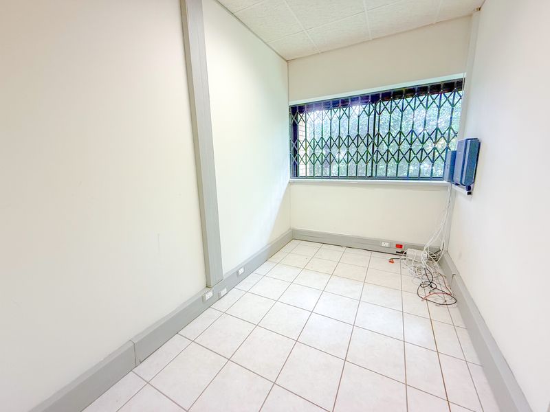 Spacious 150m2 Office Suite Available to Rent at The Park - Photo 9