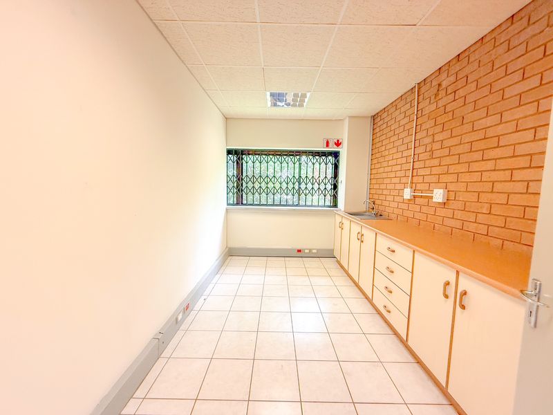 Spacious 150m2 Office Suite Available to Rent at The Park - Photo 8