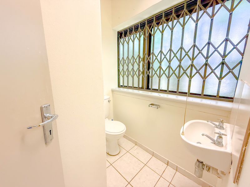 Spacious 150m2 Office Suite Available to Rent at The Park - Photo 7