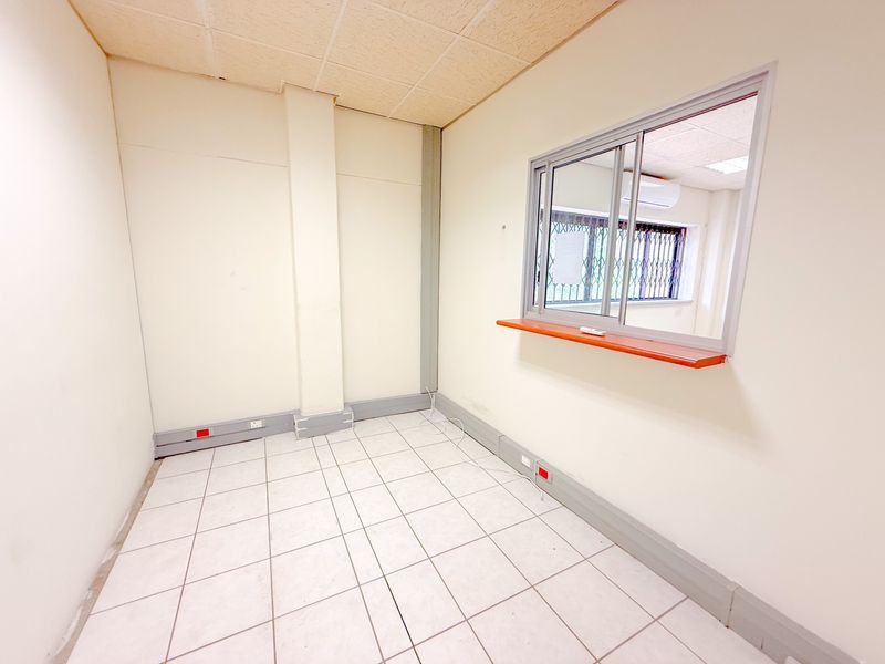 Spacious 150m2 Office Suite Available to Rent at The Park - Photo 4