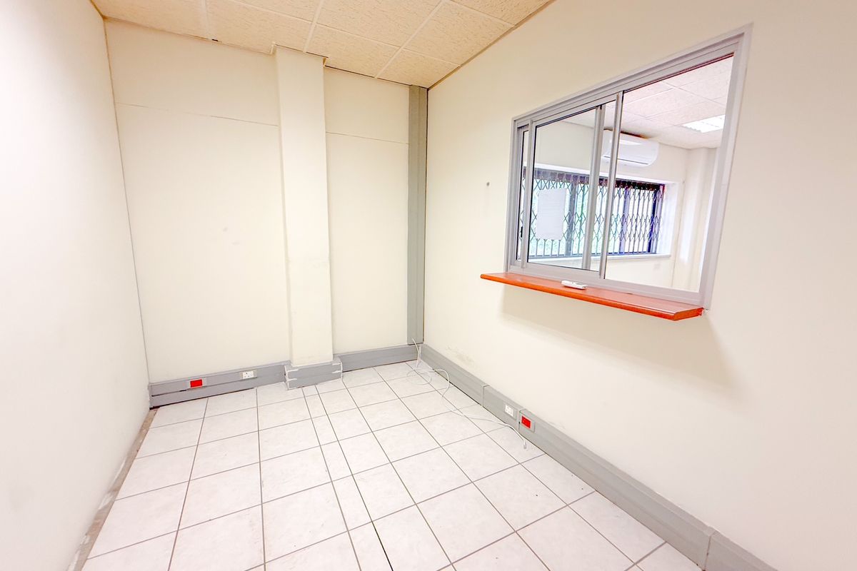 Spacious 150m2 Office Suite Available to Rent at The Park - Photo 4