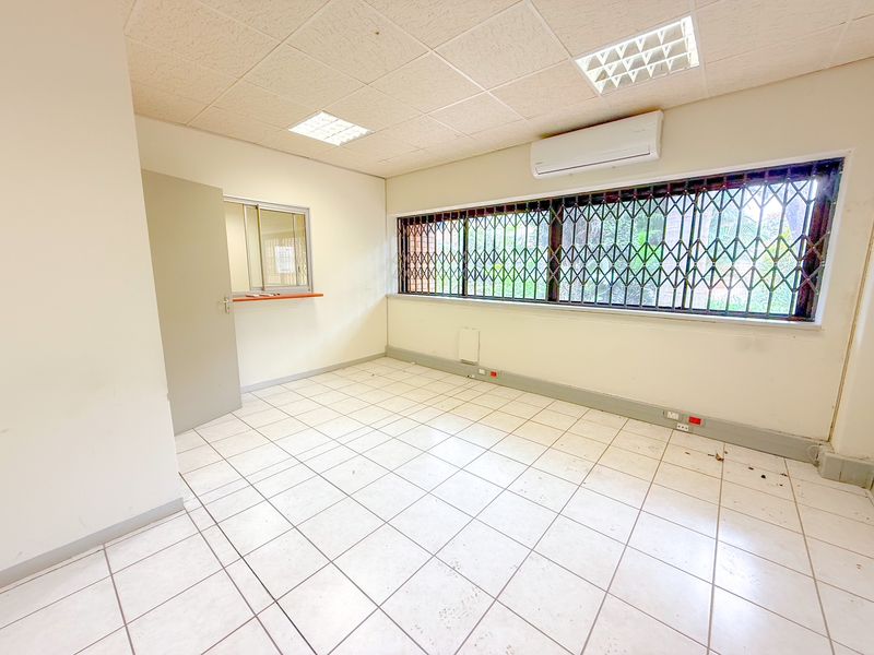 Spacious 150m2 Office Suite Available to Rent at The Park - Photo 3