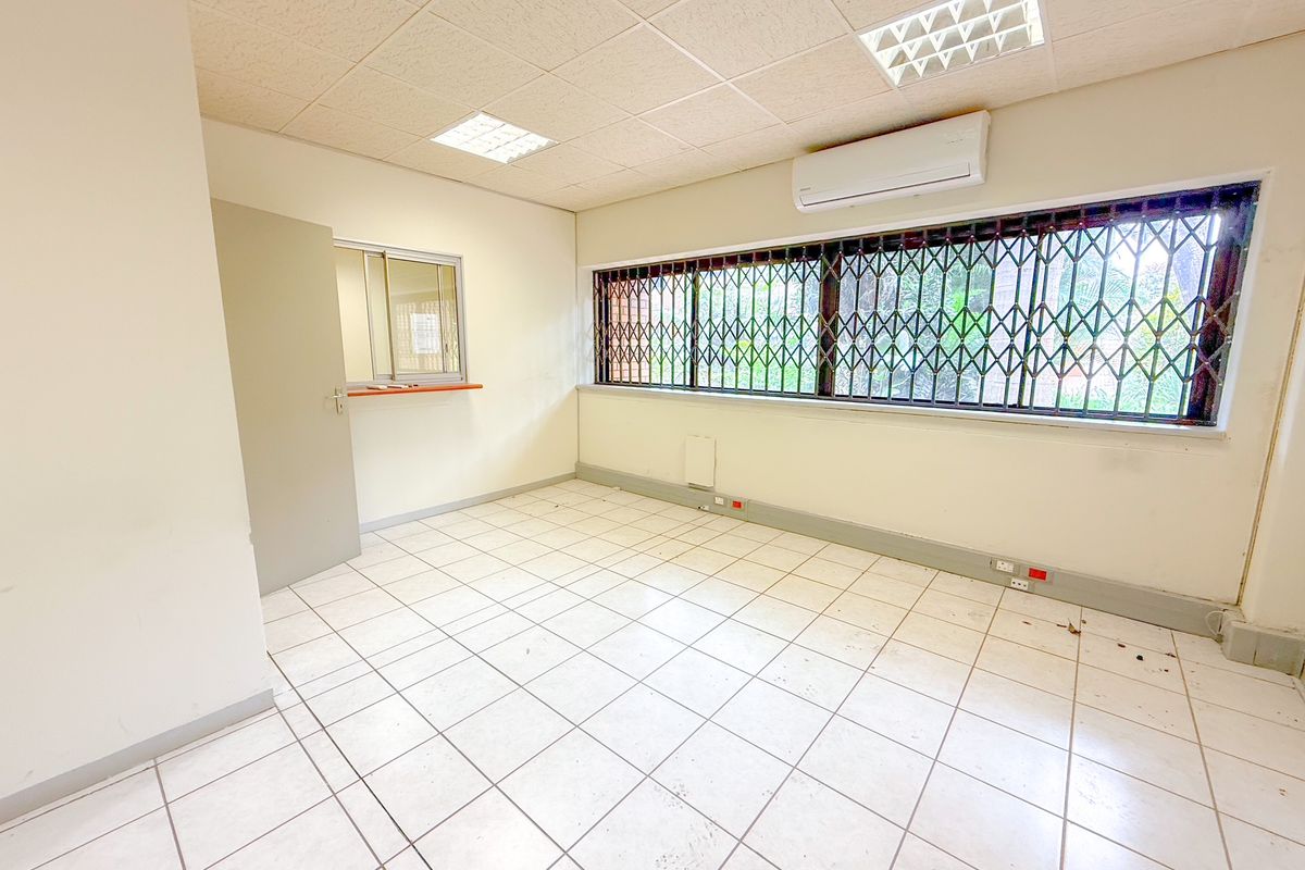 Spacious 150m2 Office Suite Available to Rent at The Park - Photo 3