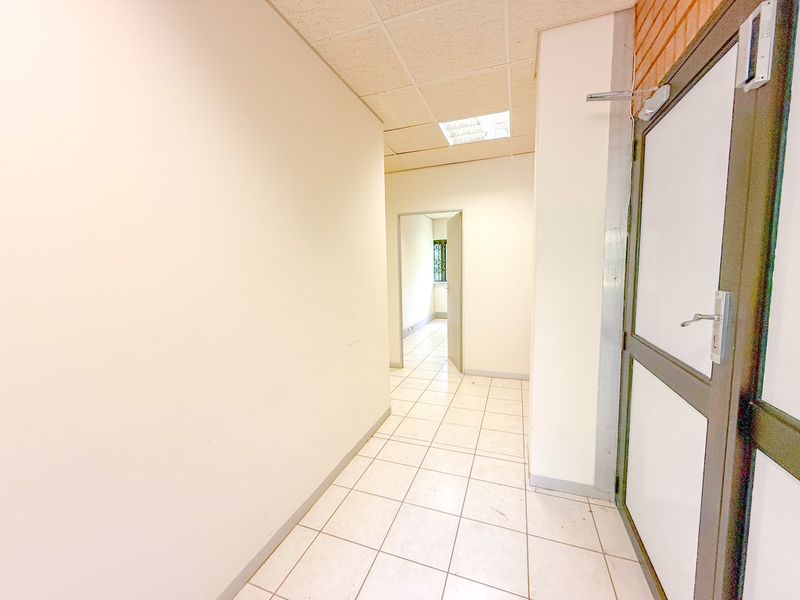 Spacious 150m2 Office Suite Available to Rent at The Park - Photo 2