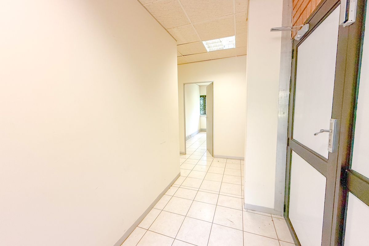 Spacious 150m2 Office Suite Available to Rent at The Park - Photo 2