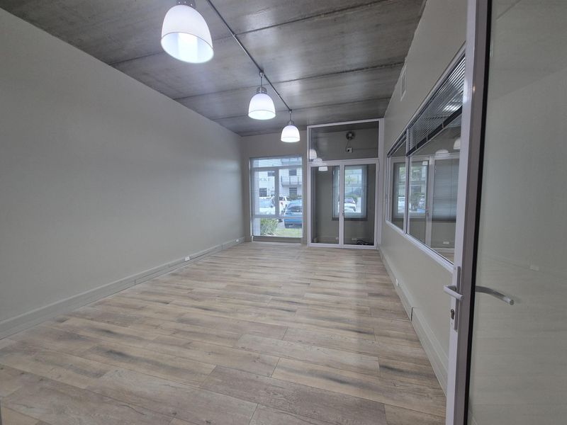 COMMERCIAL OFFICE TO LET - THE GROVE BUSINESS PARK - Photo 9