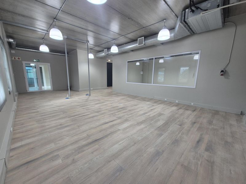 COMMERCIAL OFFICE TO LET - THE GROVE BUSINESS PARK - Photo 8