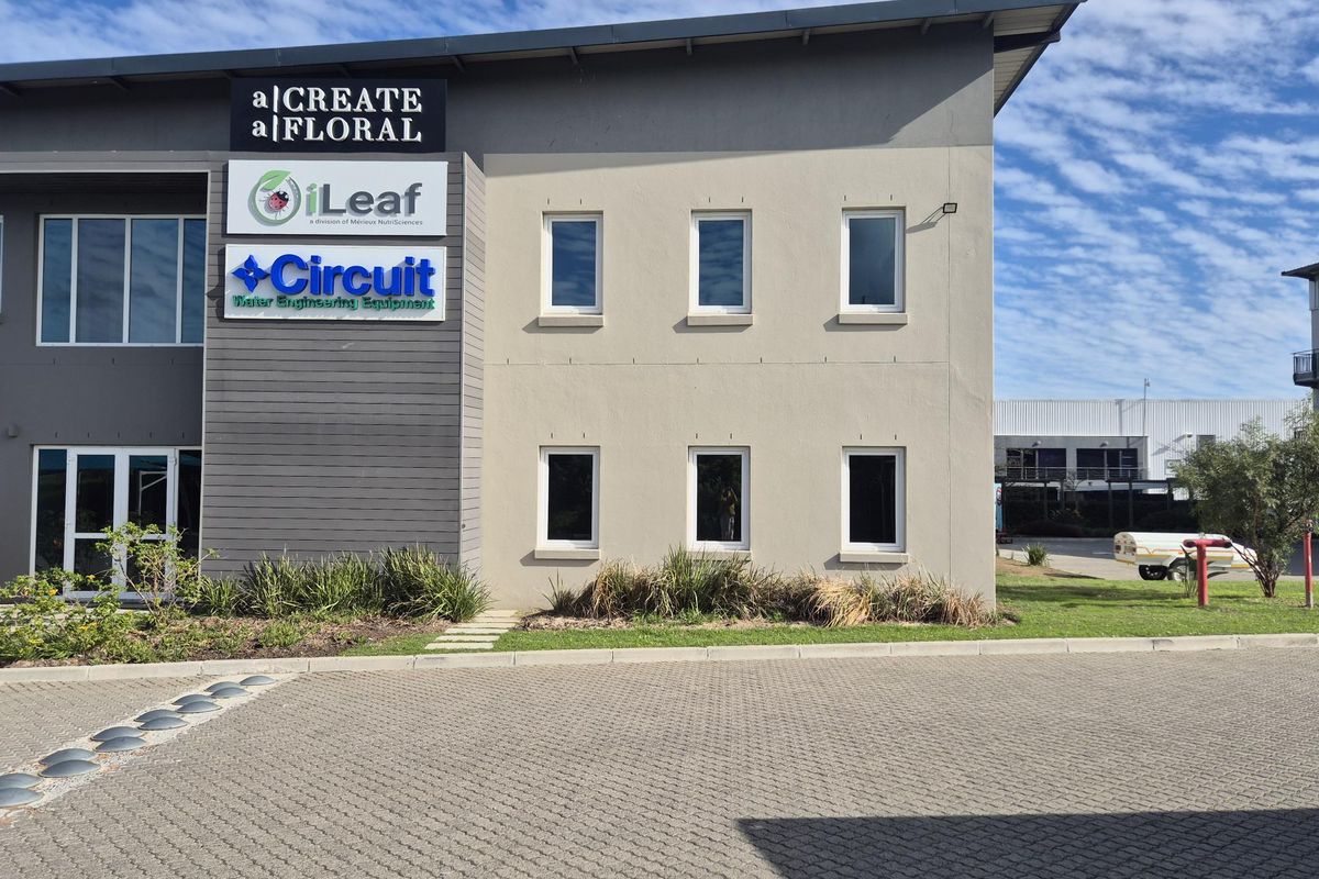 COMMERCIAL OFFICE TO LET - THE GROVE BUSINESS PARK - Photo 4