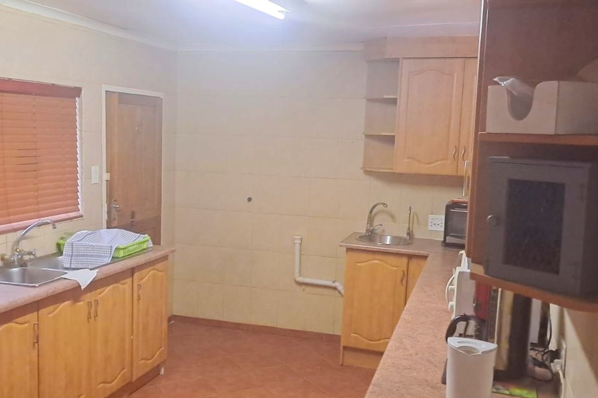 HIGH-VISIBILITY BUSINESS PROPERTY ON 1029SQM STAND - Photo 5