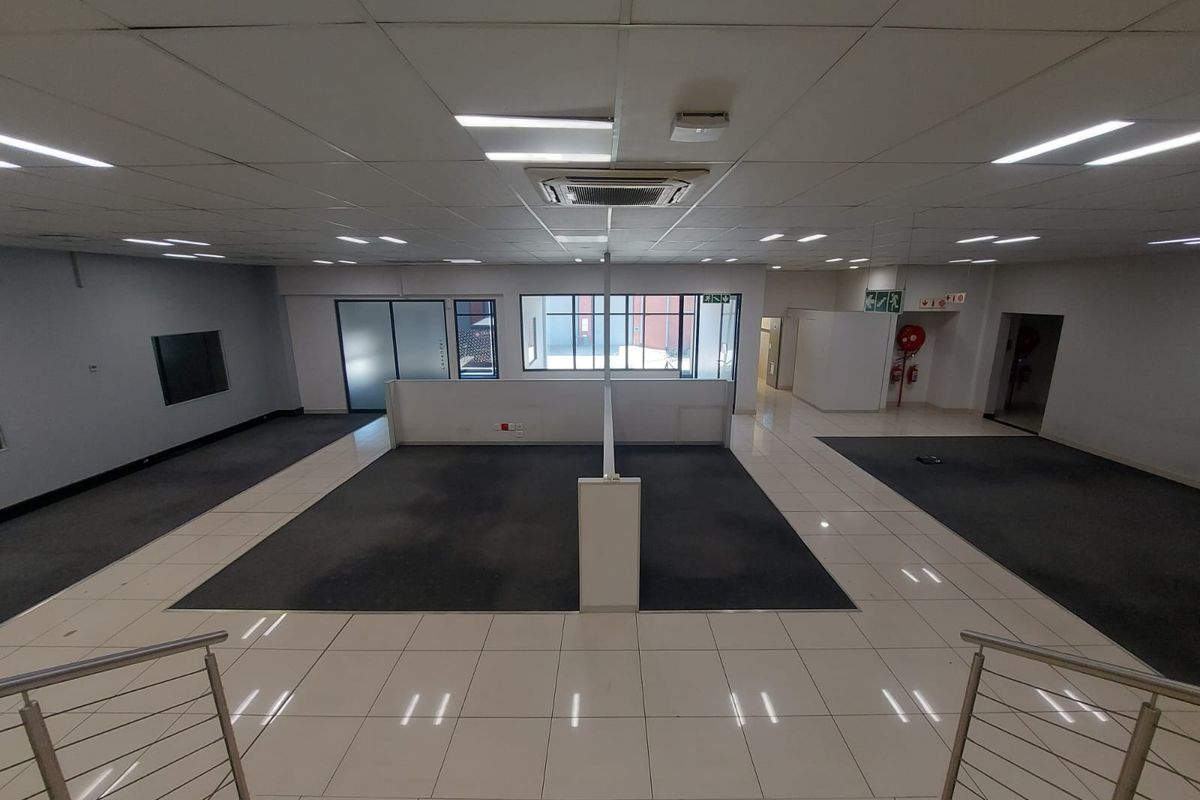 LARGE INDUSTRIAL SHOWROOM & WAREHOUSE TO RENT IN A SECURE PARK - Photo 4