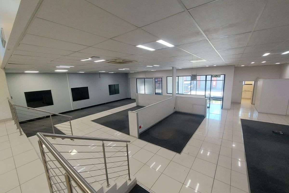 LARGE INDUSTRIAL SHOWROOM & WAREHOUSE TO RENT IN A SECURE PARK - Photo 3