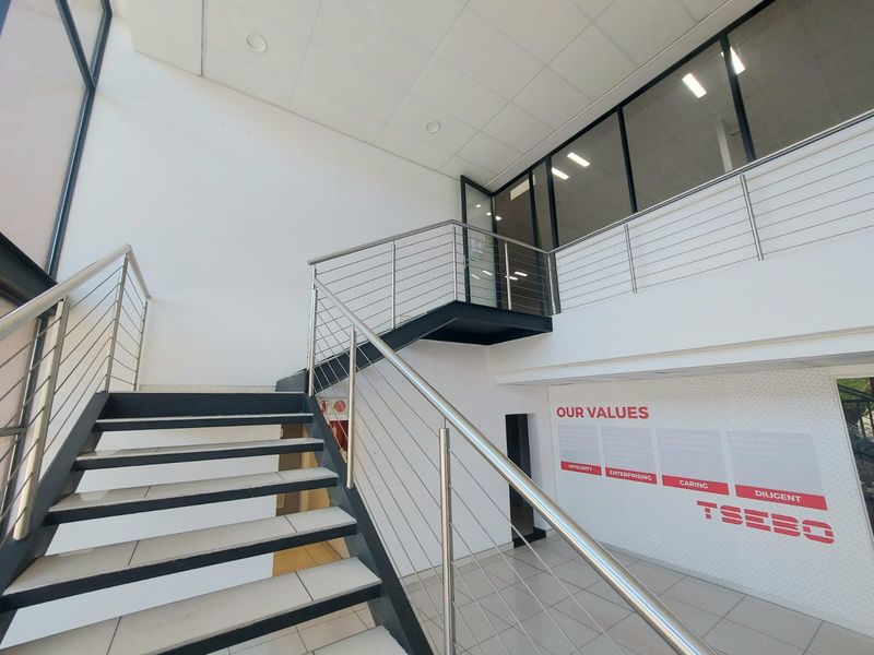 LARGE INDUSTRIAL SHOWROOM & WAREHOUSE TO RENT IN A SECURE PARK - Photo 5