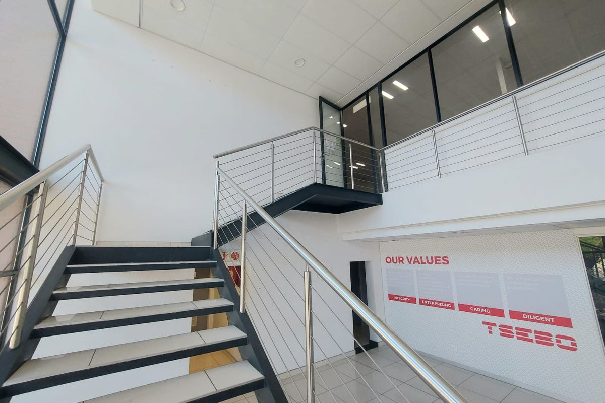 LARGE INDUSTRIAL SHOWROOM & WAREHOUSE TO RENT IN A SECURE PARK - Photo 5
