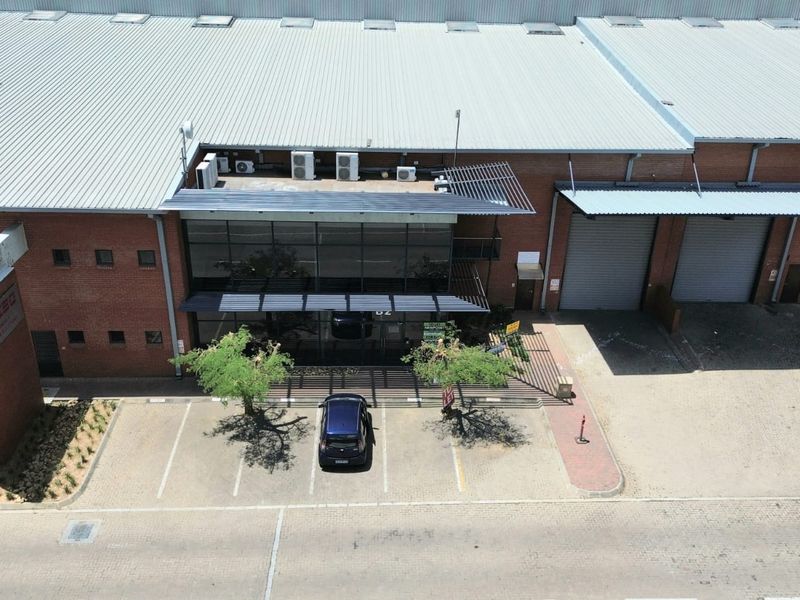 LARGE INDUSTRIAL SHOWROOM & WAREHOUSE TO RENT IN A SECURE PARK - Photo 2