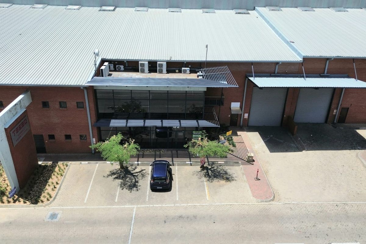 LARGE INDUSTRIAL SHOWROOM & WAREHOUSE TO RENT IN A SECURE PARK - Photo 2