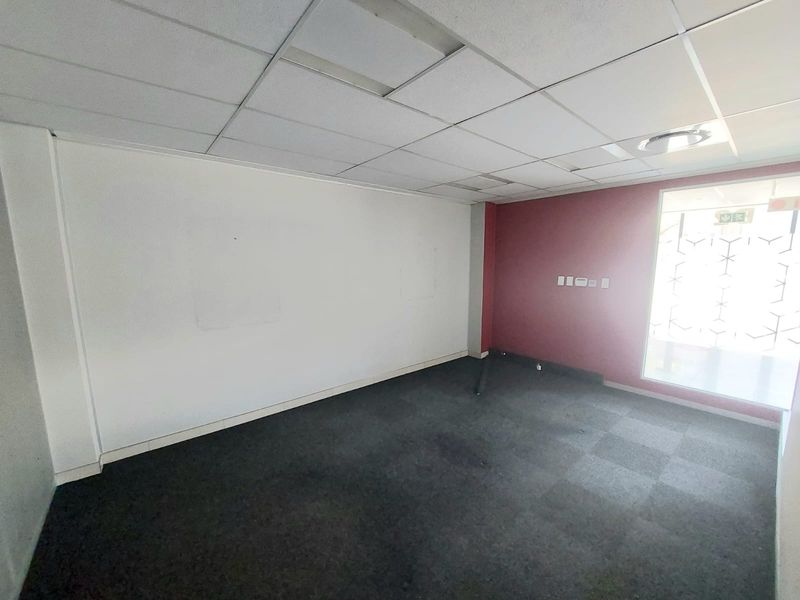 LARGE INDUSTRIAL SHOWROOM & WAREHOUSE TO RENT IN A SECURE PARK - Photo 9
