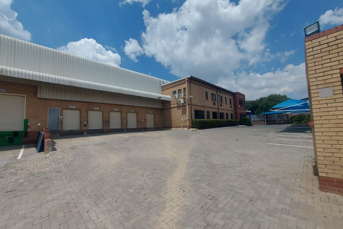 IMMACULATE & VERSATILE WAREHOUSE FOR SALE - NORTHLANDS BUSINESS PARK - NORTH RIDING - Photo 4