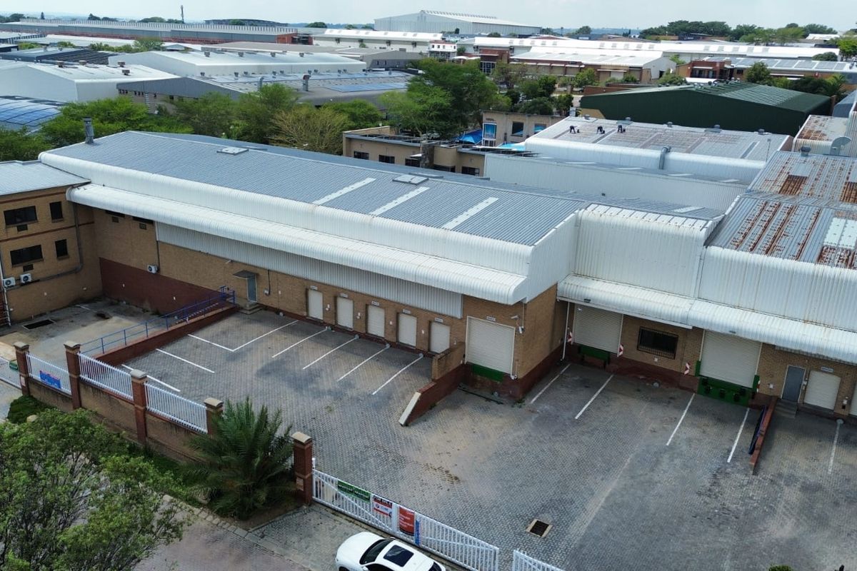 IMMACULATE & VERSATILE WAREHOUSE FOR SALE - NORTHLANDS BUSINESS PARK - NORTH RIDING - Photo 2